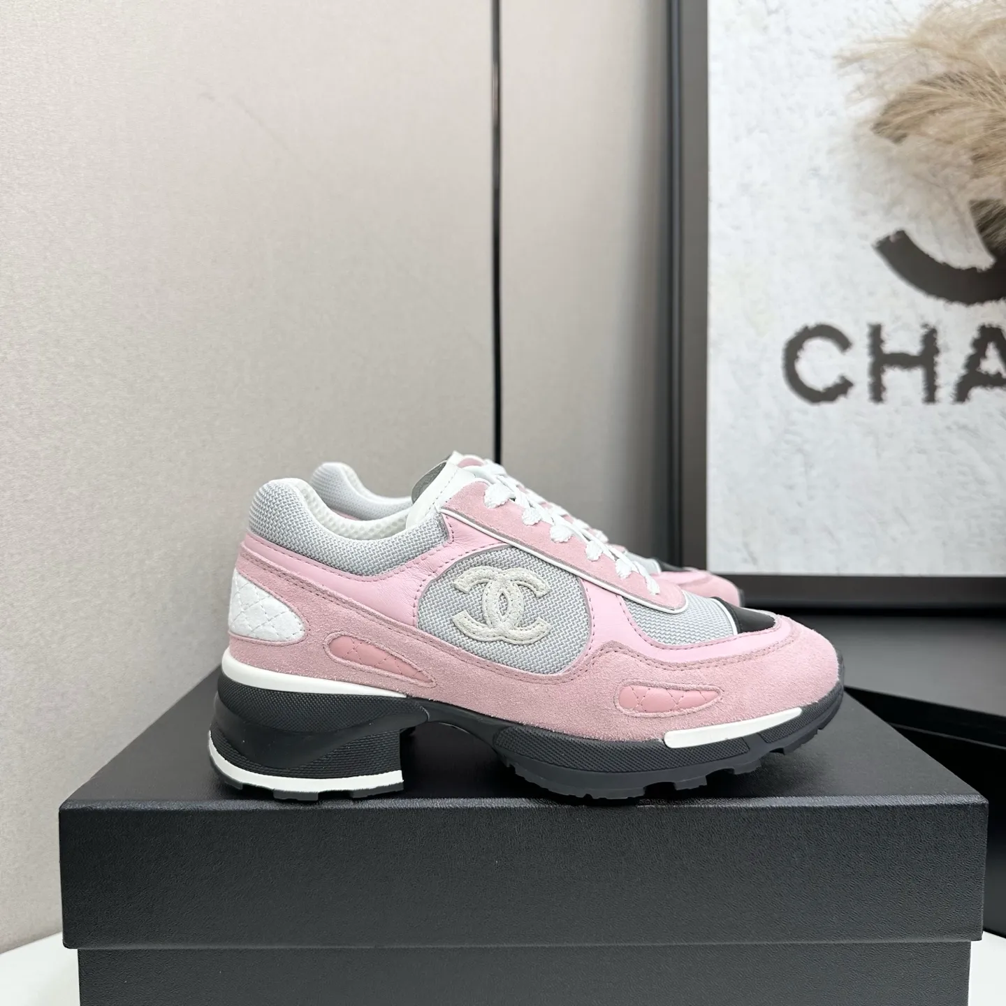 👟👟Ex-factory price 640👟👟Chanel Panda Shoes! 2025 counter's top casual sports shoes. This classic design; the upper is electro-embroidered with a variety of techniques; the outsole is fashionable and sporty; the unusual inclusion of a variety of color matching elements... The diversified mix and match is very good-looking and versatile, and can be used for leisure, fashion, sports, and outdoor... ꫛꫀꪝ Go➫ Materials: ❶Upper made of: original imported first-layer silk cowhide + original waterproof cloth + original first-layer cowhide ❷Inner lining: Original Yangli+wang ❸ Outsole based on: Original TPU combination outsole Counter boutique packaging complete set for women 35–41
